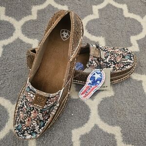NWT ARIAT Brown Floral  Embossmariposa Cruiser size 8.5
